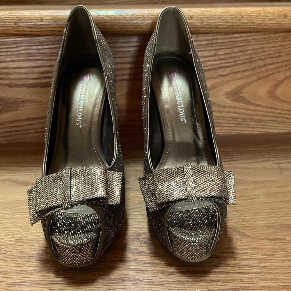 JustFab, Size 6 sparkly dark gold peep toe platform heels with bow. NWOT